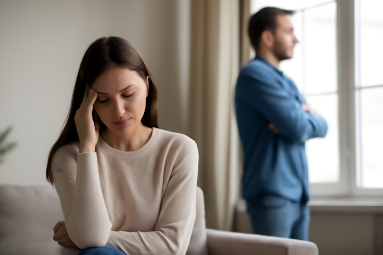 Ζευγάρι κάθεται αντίκρυ και μιλά ανοιχτά για τον προσωπικό χώρο, προβάλλοντας υγιή επικοινωνία.