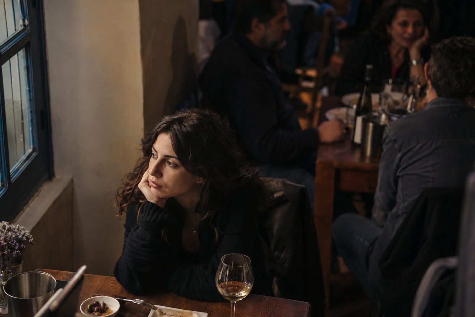 Δύο άνθρωποι σε αντίθετα πλάνα, νερό ανάμεσά τους, συνδέονται με Υδροχόου και τα όρια που μένουν.