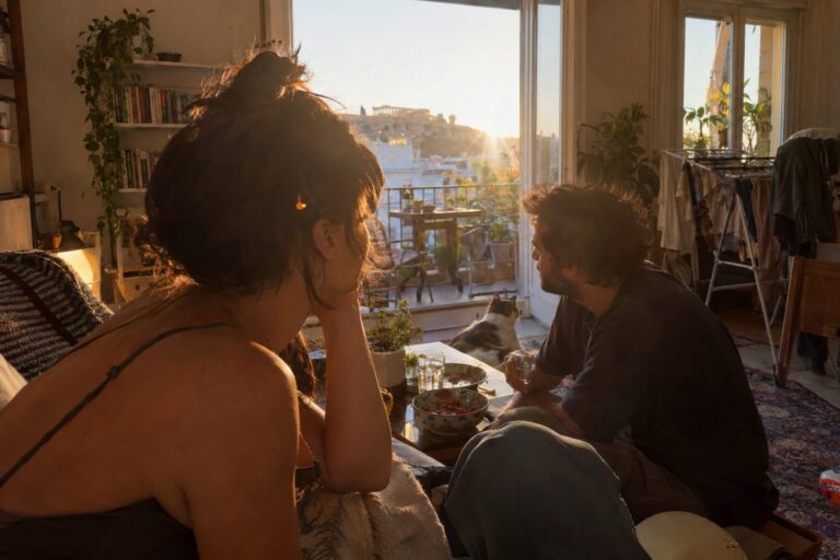 Άτομο σε ραντεβού χαμογελά, δίπλα του σημειώσεις για όρια και φλερτ Υδροχόου, σχετικές συμβουλές.