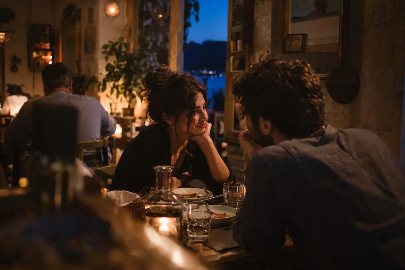 Ζευγάρι κρατά χέρι μπροστά σε κόκκινο φόντο και σύμβολα Κριού, σύνδεση με αγάπη και σχέση.