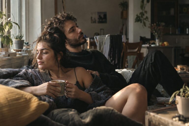 Τα σύμβολα Κριού και Ζυγού κοντά, αποτυπώνουν έλξη, ισορροπία και πρακτικές λύσεις.