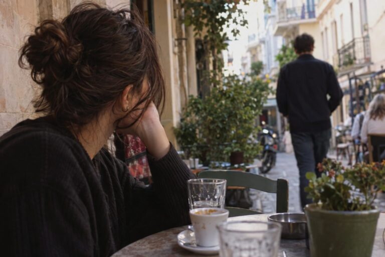 Άτομο κρατά κινητό και διαβάζει ασυνεπή μηνύματα, περιμένοντας απάντηση, breadcrumbing στις γνωριμίες.