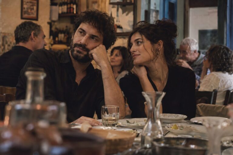 Στην εικόνα φαίνεται σύμβολο Καρκίνου κοντά σε καρδιά και ανοιχτά χέρια, συμβολίζοντας τη διατήρηση σχέσης.