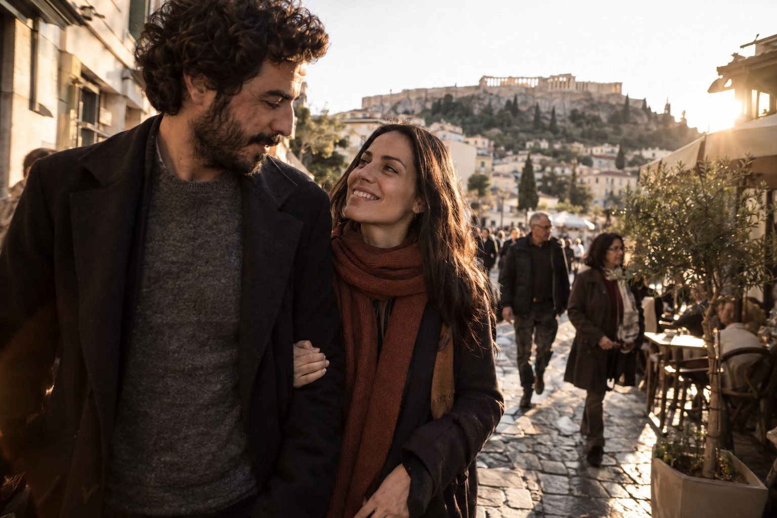 Ζευγάρι περπατά χέρι-χέρι σε ήσυχο τοπίο, αντιπροσωπεύοντας τη σταθερή σχέση που διδάσκει ο Αιγόκερως.