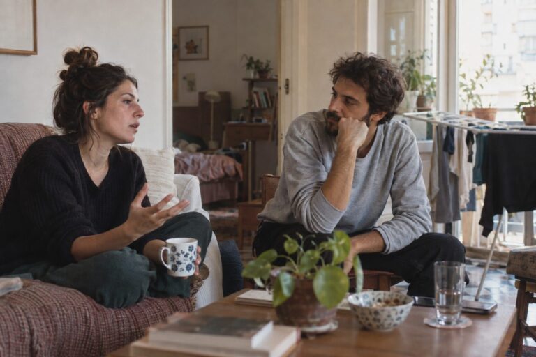 Ζευγάρι απέναντι μιλά ήρεμα για ένα αίτημα χωρίς να ακούγεται απαιτητικό, σε σκηνή επικοινωνίας ζευγαριού.