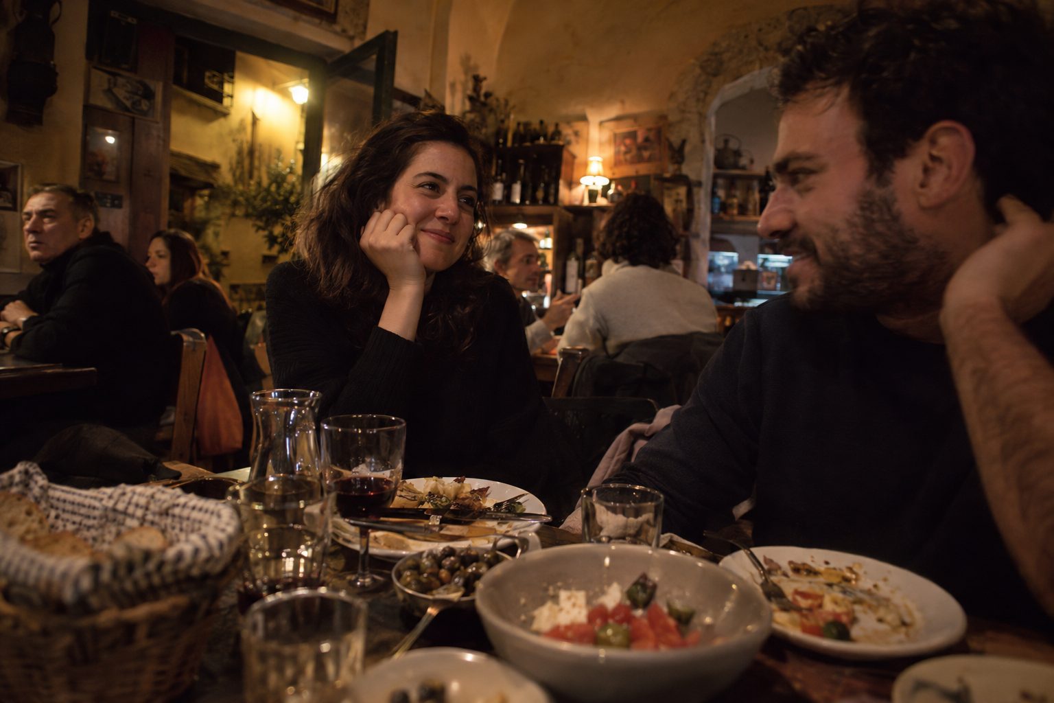 Νέος ή νέα σε μικρό δωμάτιο μιλά στο τηλέφωνο για ραντεβού, προσπαθεί να θέσει όρια ιδιωτικότητας με γονείς.