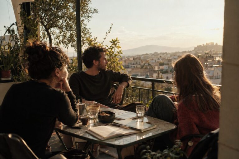 Δύο άνθρωποι σε ένα τραπέζι με φορητό, χαρτιά και ημερολόγιο, συζητούν προσδοκίες πενταετίας σε καριέρα, σχέσεις, σπουδές.
