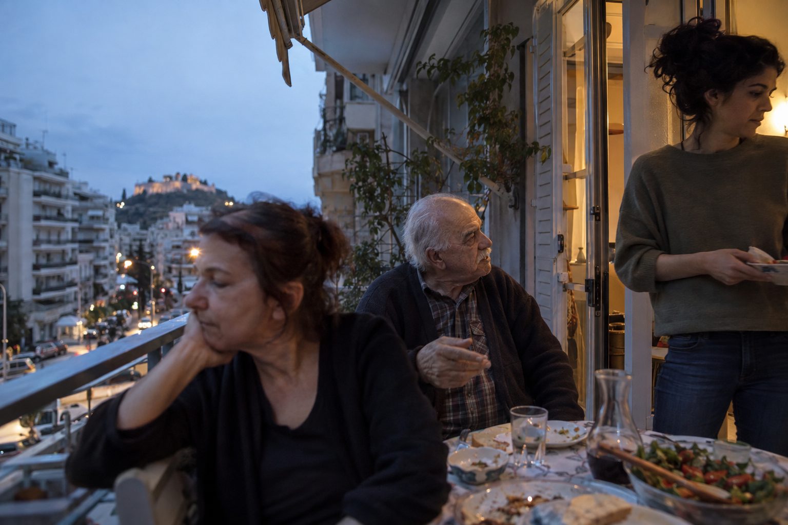 Οικογένεια γύρω από τραπέζι συζητά, αποτυπώνοντας προσδοκίες και πώς αλλάζουν οι σχέσεις.