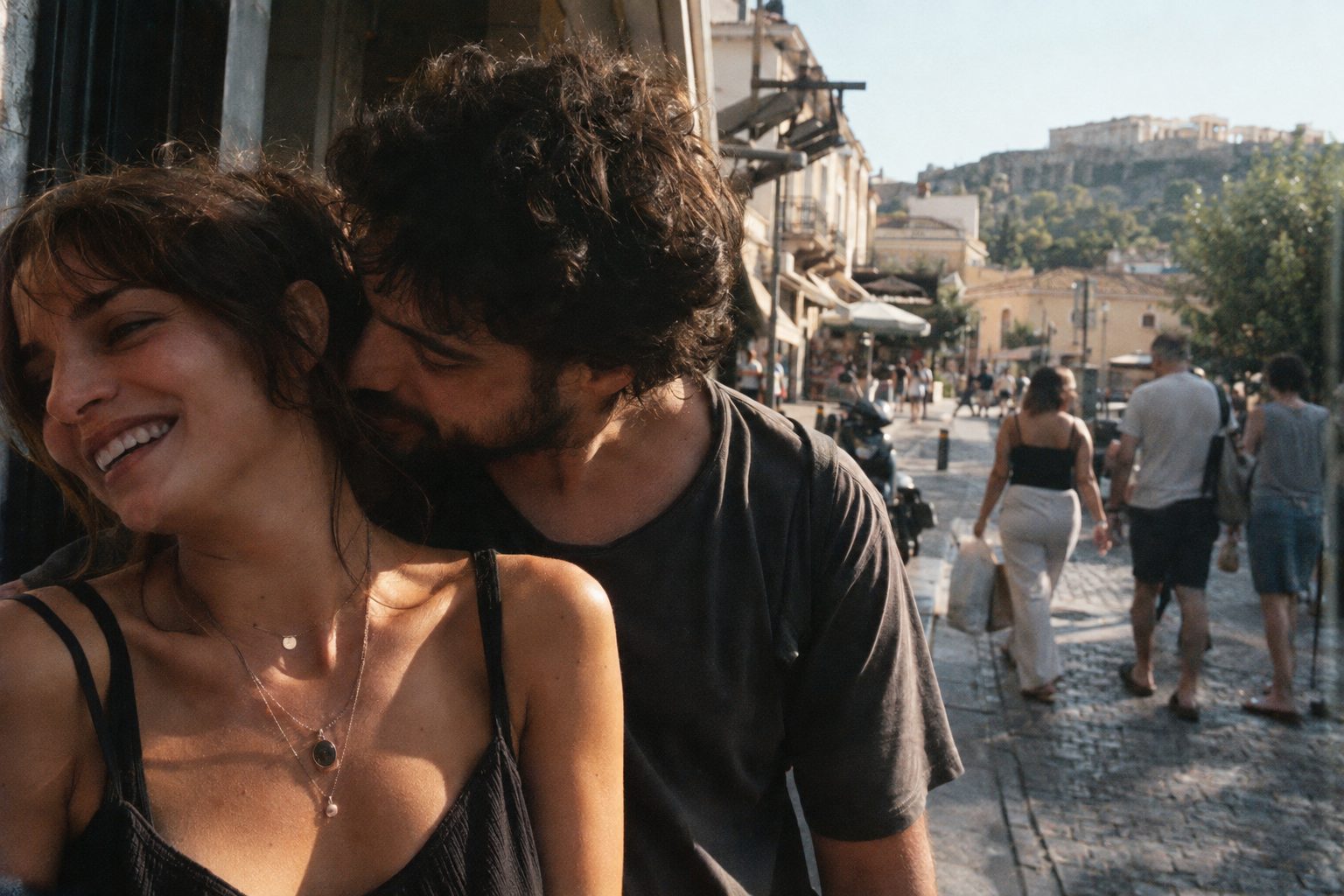 Δίδυμοι και Λέων με τα σύμβολά τους γύρω από μια καρδιά, αστέρια στο φόντο, δείχνοντας αγάπη και συμβατότητα.