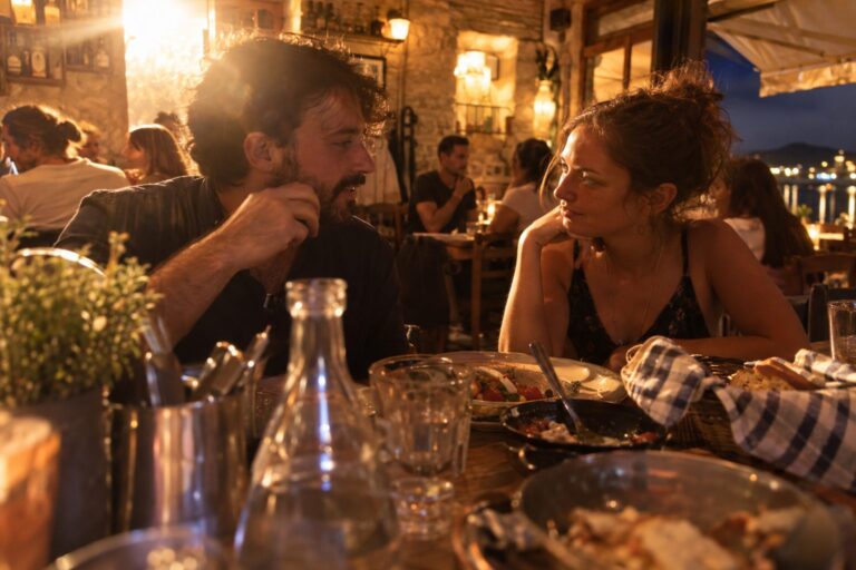 Δίδυμος και Παρθένος με τα σύμβολά τους και εικονίδια επικοινωνίας, συνδέοντας το θέμα συμβατότητας.