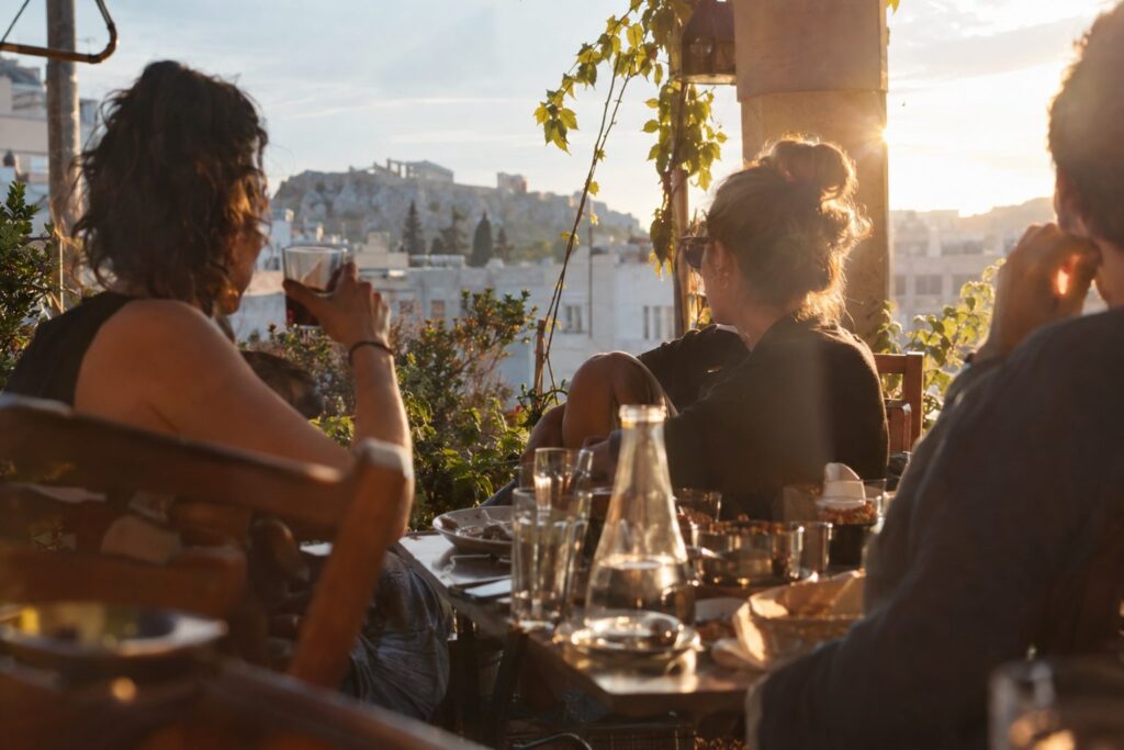 Άτομο χαμογελά σε καφέ, κρατά χαρτάκι 'Όρια' και ετοιμάζεται να απαντήσει χιουμοριστικά στο γιατί είσαι ακόμα single.