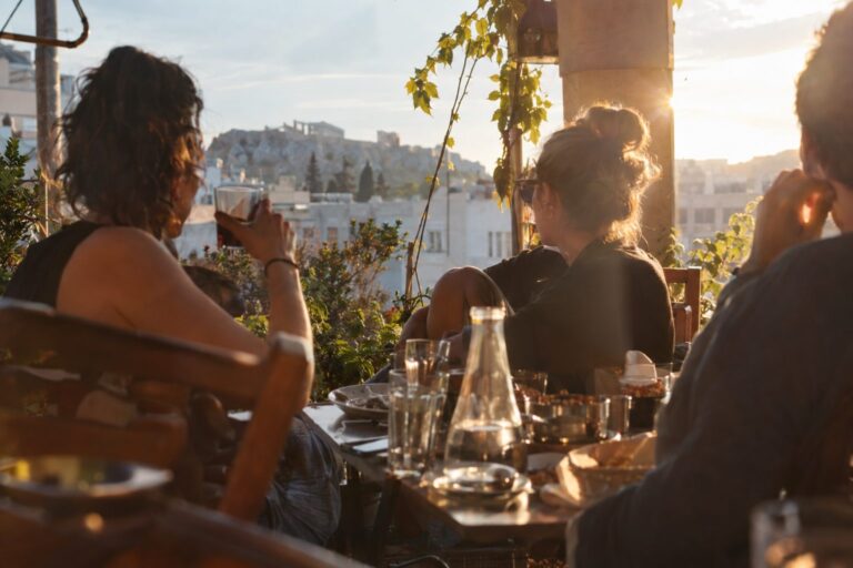 Άτομο χαμογελά σε καφέ, κρατά χαρτάκι 'Όρια' και ετοιμάζεται να απαντήσει χιουμοριστικά στο γιατί είσαι ακόμα single.