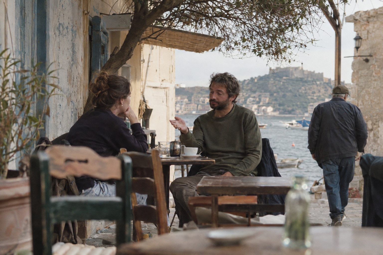 Δύο άτομα αποχαιρετούν ο ένας τον άλλον μετά από ατελέσφορη συζήτηση, συμβολίζοντας ευγενικό κλείσιμο.