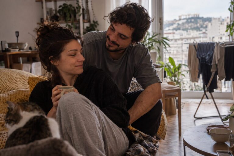 Λέων και Υδροχόος απεικονίζονται κοντά, αστέρια πίσω, καρδιά ανάμεσά τους, ένδειξη συμβατότητας, αγάπης και ελευθερίας.