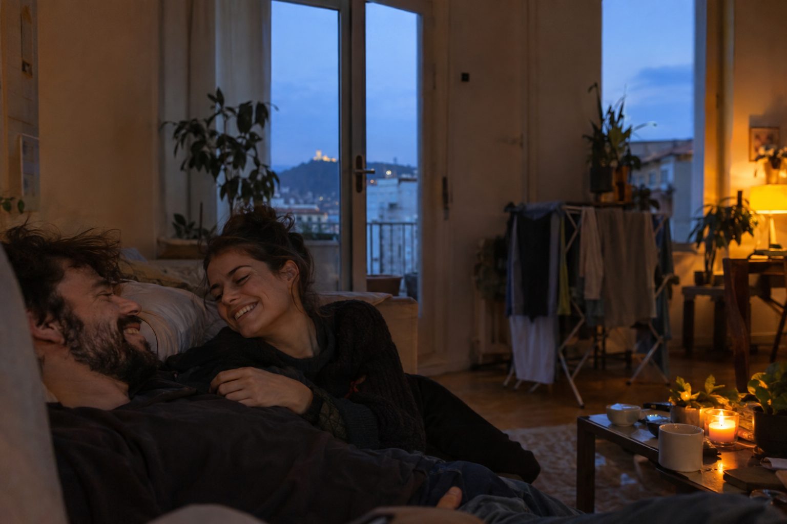 Δύο άτομα κοιτιούνται, ηλιακό σύμβολο σε ένα και υδάτινο μοτίβο σε άλλο, Λέων-Υδροχόος, αγάπη και ελευθερία.