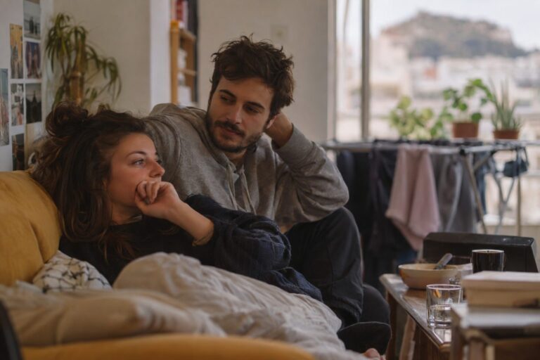 Σύμβολα Λέοντα και Υδροχόου σε φόντο, συνδέοντας την εικόνα με τη σχέση, ελευθερία και σταθερότητα.