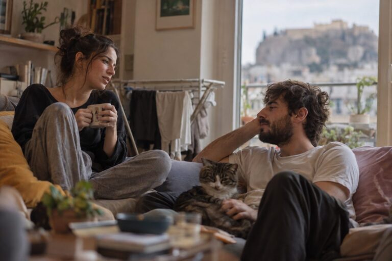 Λέων και Υδροχόος με τα σύμβολά τους και κύματα, αποτυπώνουν τη σχέση, τη φιλία και τη συνεργασία.