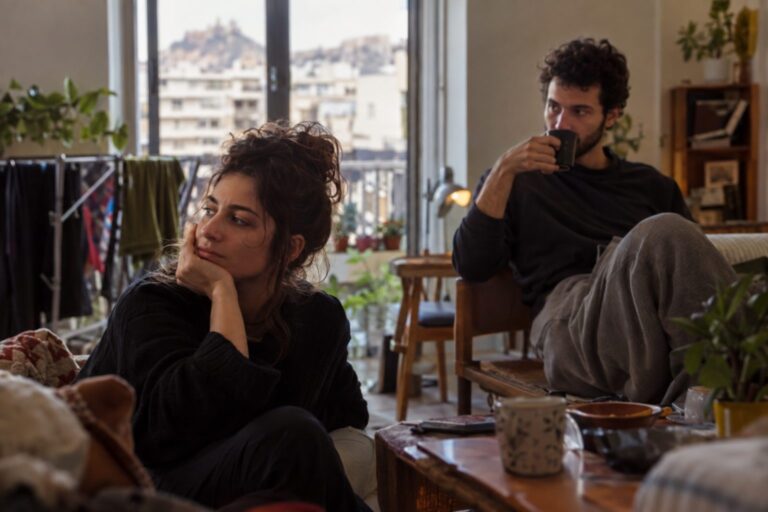 Λέων και Υδροχόος απεικονίζονται κοντά σε καρδιά με αστέρια, συμβολίζοντας τη σχέση και τη συμβατότητα.