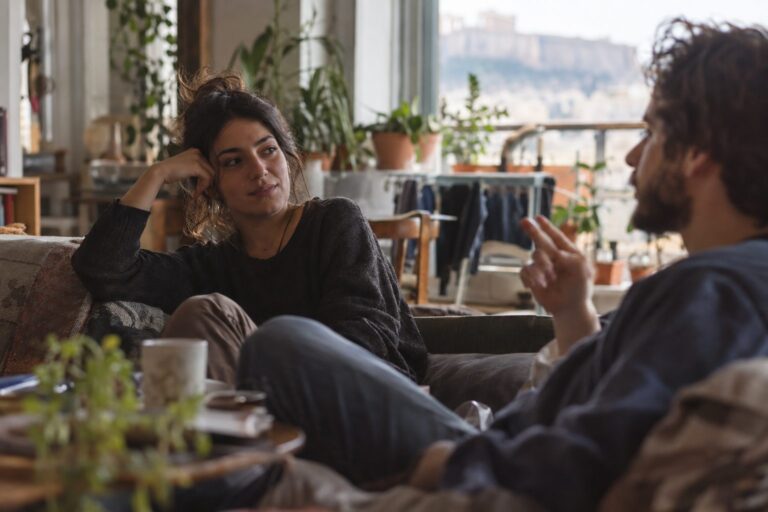 Λέων και Υδροχόος ως σύμβολα, λιοντάρι και φιάλη νερού, συνδεμένα με τη συμβατότητα σχέσεων.