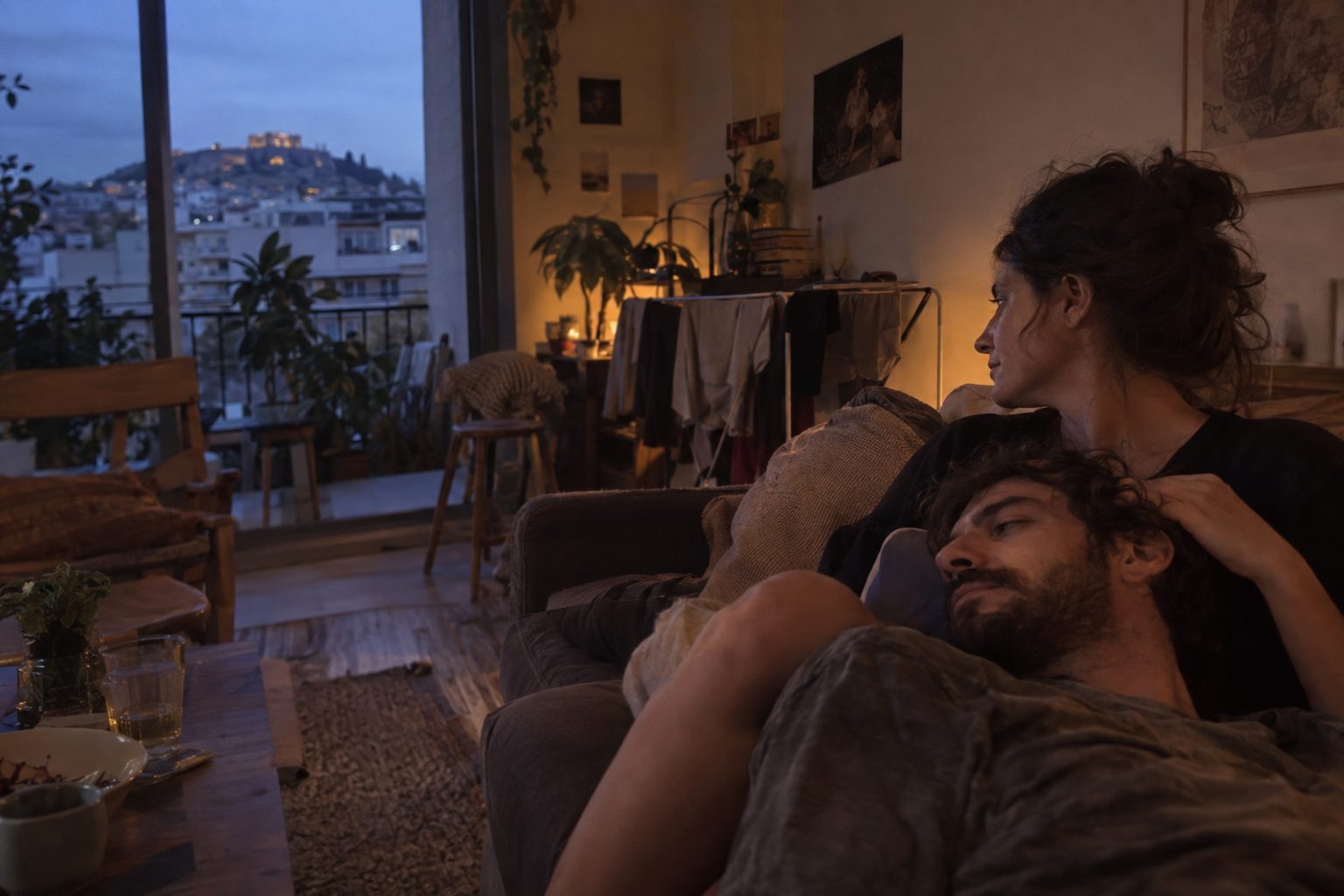 Λέων και Υδροχόος εικονίζονται δίπλα με αστέρια στο φόντο, τονίζοντας συμβατότητα, έλξη και επικοινωνία.