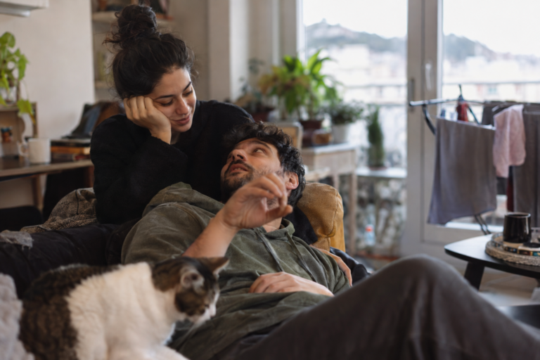 Λέων και Υδροχόος ως σύμβολα ζωδίων απεικονίζονται με καρδιές και διαλόγους, συνδέοντας αγάπη και επικοινωνία.