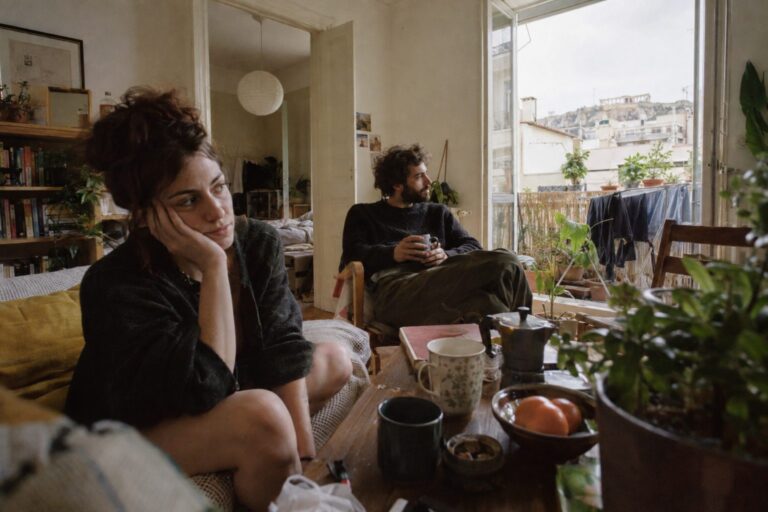 Λέων ή λιοντάρι ως σύμβολο με φωτιά και καρδιά, συνδεδεμένο με τη σχέση και πώς να τον κρατήσεις.