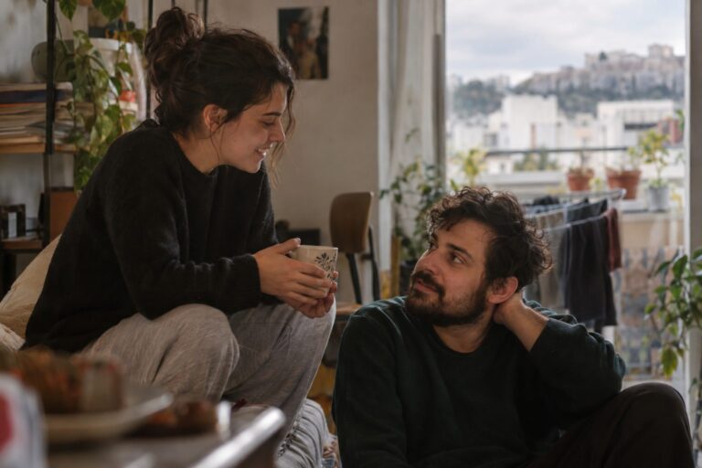 Ζευγάρι με σύμβολα Λέοντα και Υδροχόου σε φόντο αστερισμών, αποτυπώνει συμβατότητα, έλξη και επικοινωνία