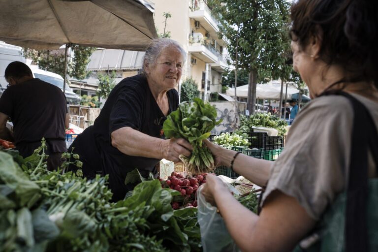 Ζευγάρι κάθεται σε ήσυχο καφέ, μιλά ήρεμα, γύρω τους εικονίδια γλωσσών αγάπης και πρακτικού οδηγού.