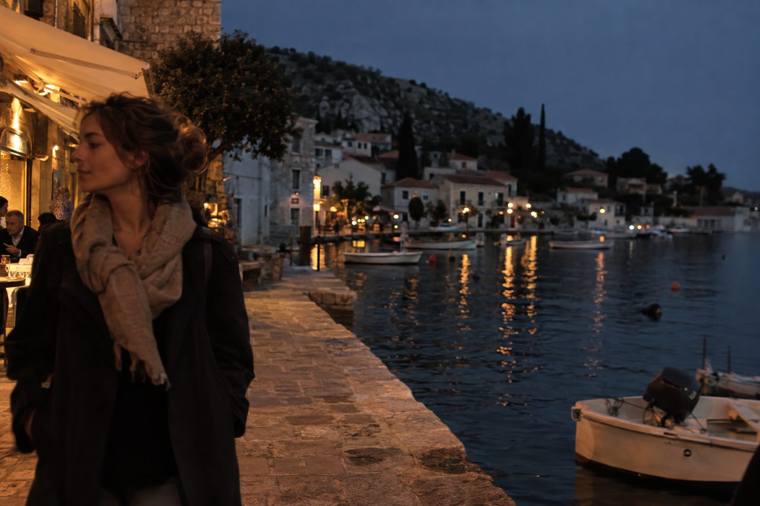 Κολάζ με τα σύμβολα όλων των ζωδίων και στοιχείων, μαζί με εικόνες ρουτίνας: ξύπνημα, καφές, ατζέντα.