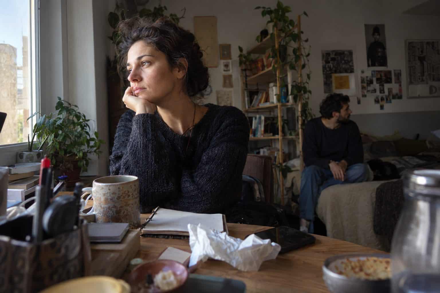 Τοξότης με τόξο και σπασμένη καρδιά, περιβάλλον με σημειώσεις, συνδέοντας τον χωρισμό με τα στάδια.