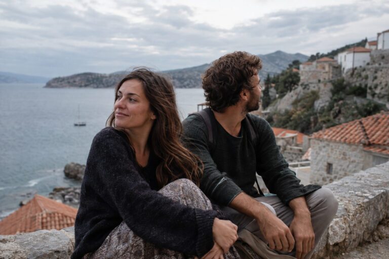 Τοξότης και Αιγόκερως ως ζωδιακά σύμβολα, με καρδιά και κλειδιά, συνδέουν αγάπη και συμβατότητα.
