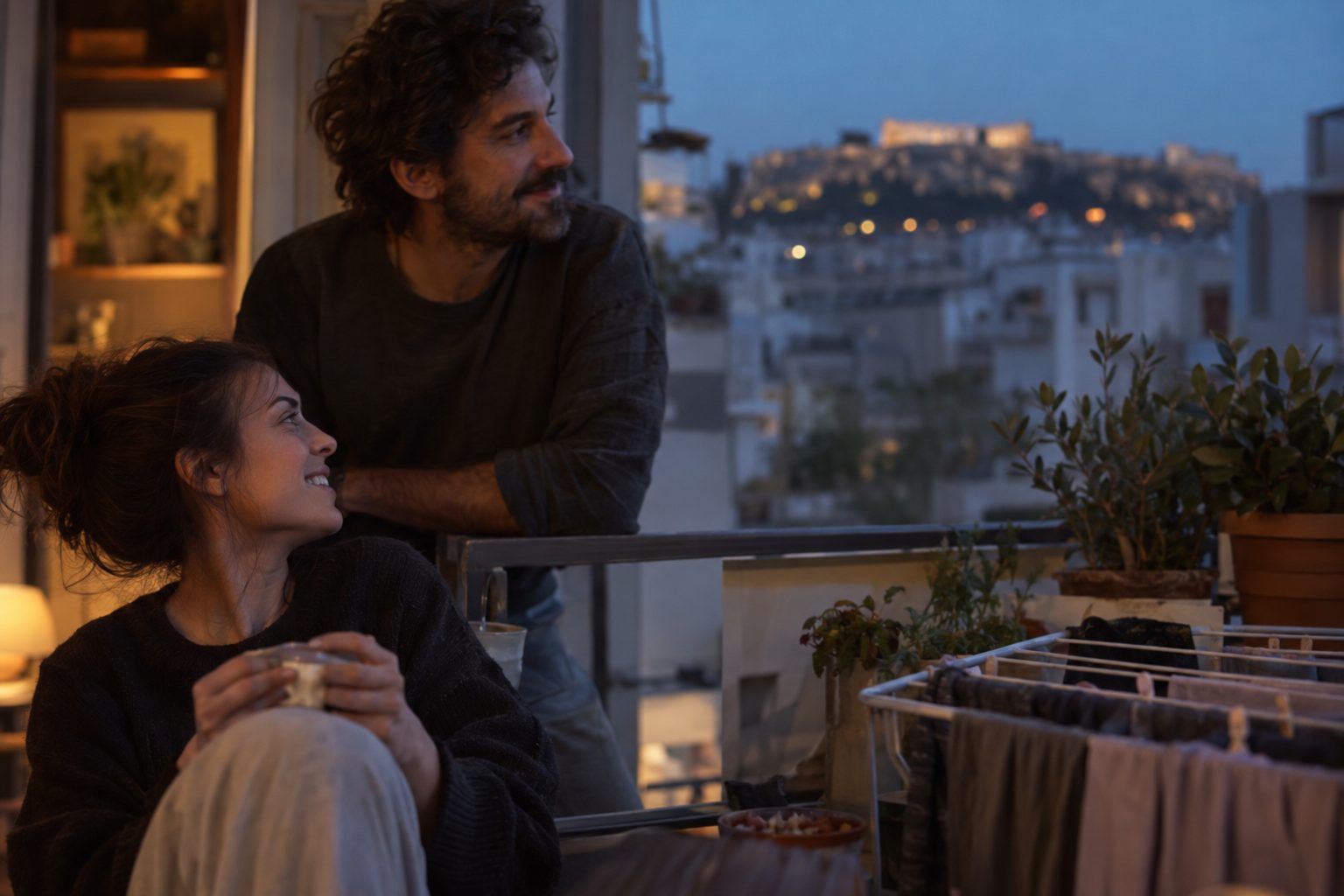 Ένας Τοξότης και ένας Αιγόκερως σε ήρεμο τοπίο, συμβολίζουν σχέση, αγάπη και κλειδιά επιτυχίας.