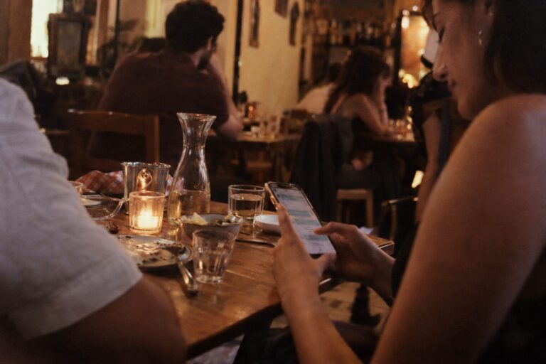 Άτομο στέλνει μήνυμα σε κινητό, ήρεμος τόνος και emoji, συνδέει ομαλή επικοινωνία με το θέμα Τοξότης στα μηνύματα.