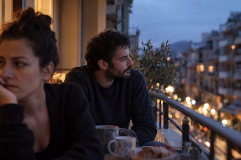 Ζευγάρι στον καναπέ, ο ένας κοιτάζει το κινητό, ο άλλος αποξενώνεται, ένδειξη παραμέλησης.