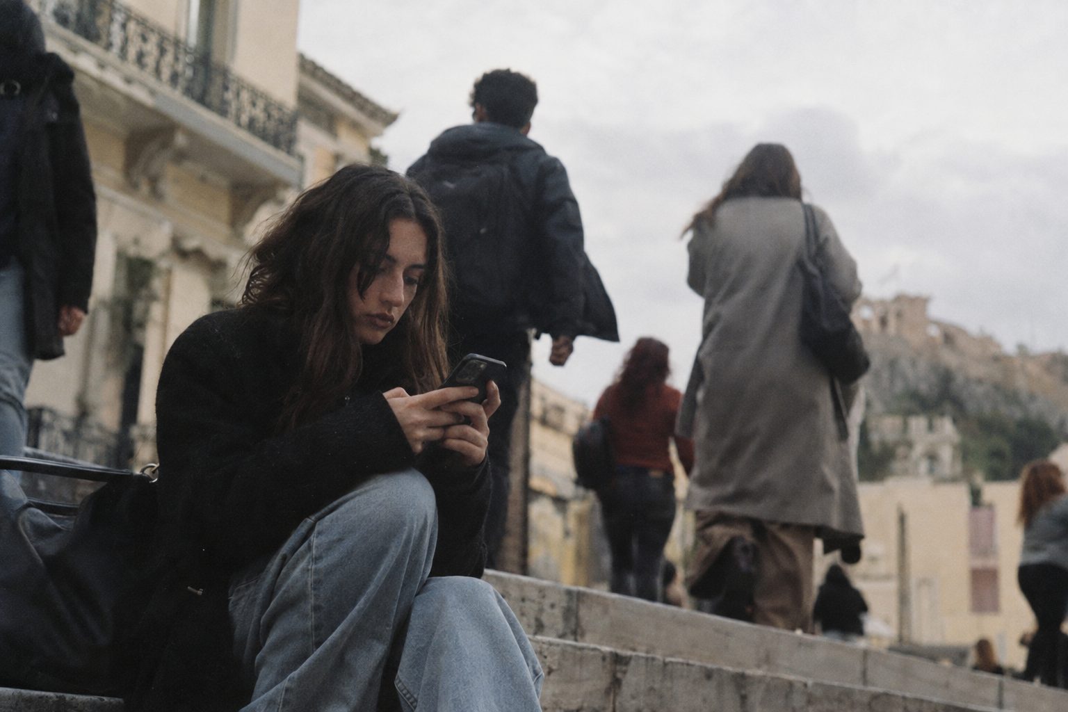 Άνθρωποι κοιτούν κινητά με ανοιχτά Instagram Stories χωρίς ήχο, σιωπηλοί θεατές και ερώτηση: ενδιαφέρον ή συνήθεια.