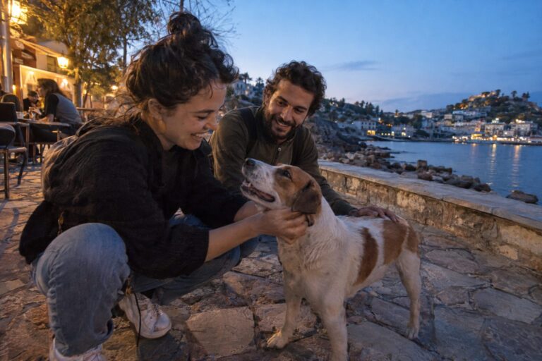 Ζευγάρι μαγειρεύει μαζί στην κουζίνα, χαμογελά και μοιράζεται μικρές φροντίδες που δυναμώνουν τη σχέση.