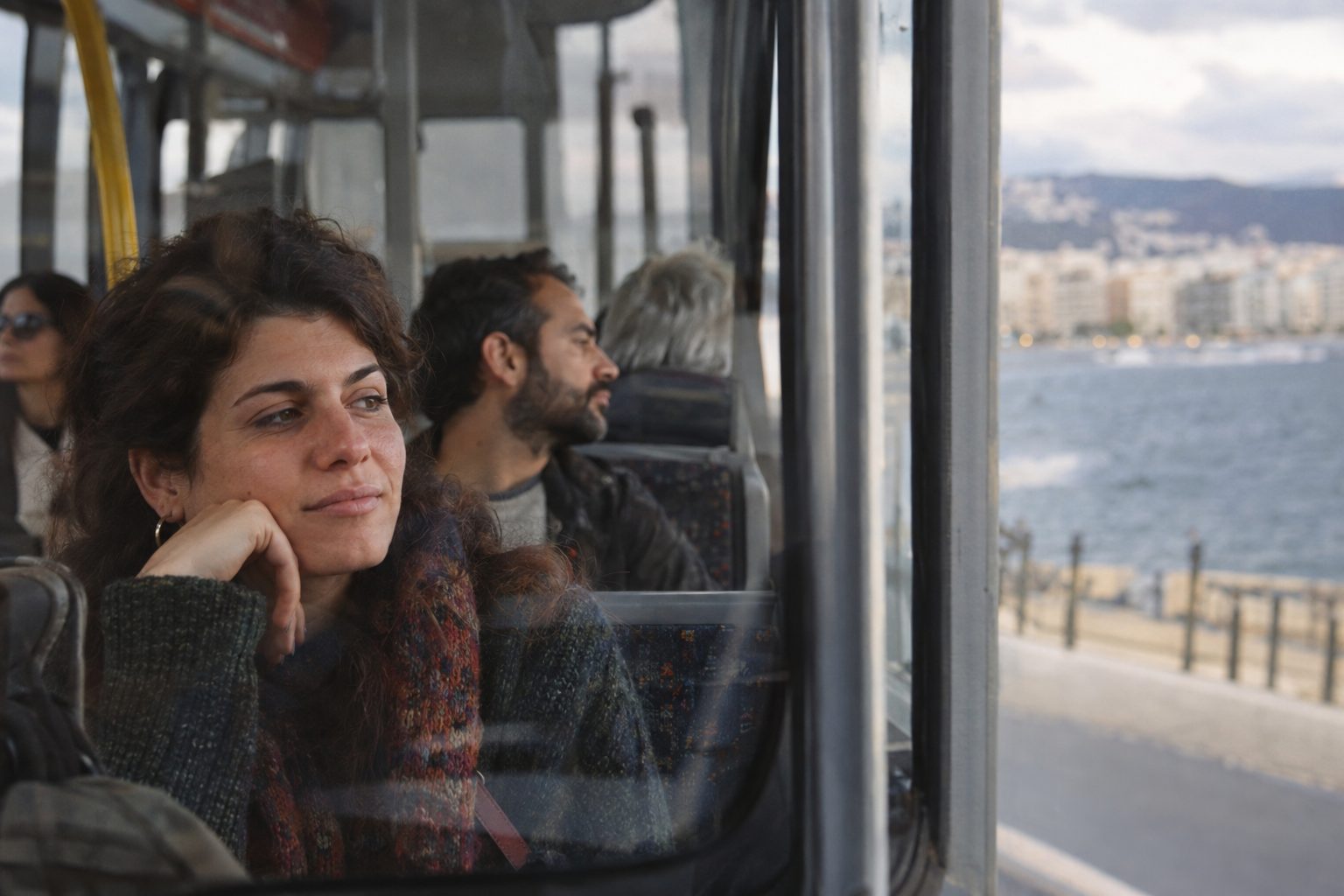 Τρία άτομα γύρω από τραπέζι με σημειώσεις, ημερολόγιο και ρολόι, καφέ δίπλα, οριοθετούν ρουτίνες και όρια.