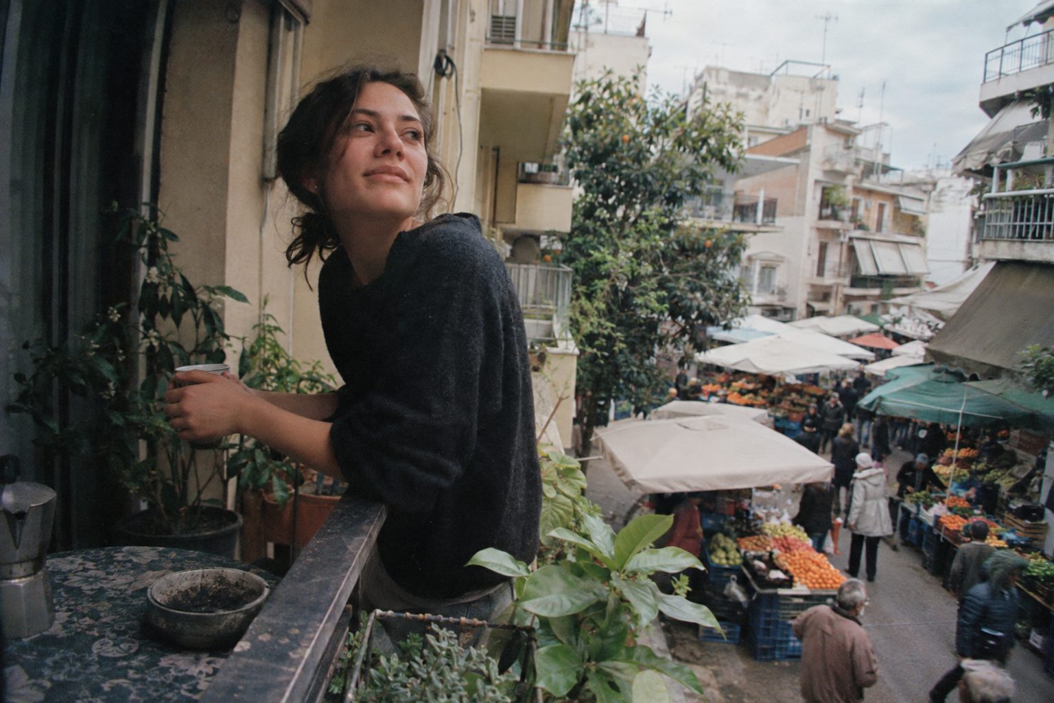 Προφίλ εικόνας που ξεχωρίζει: άτομο με έντονο φωτισμό, καθαρό φόντο και φιλική, ανοιχτή έκφραση.