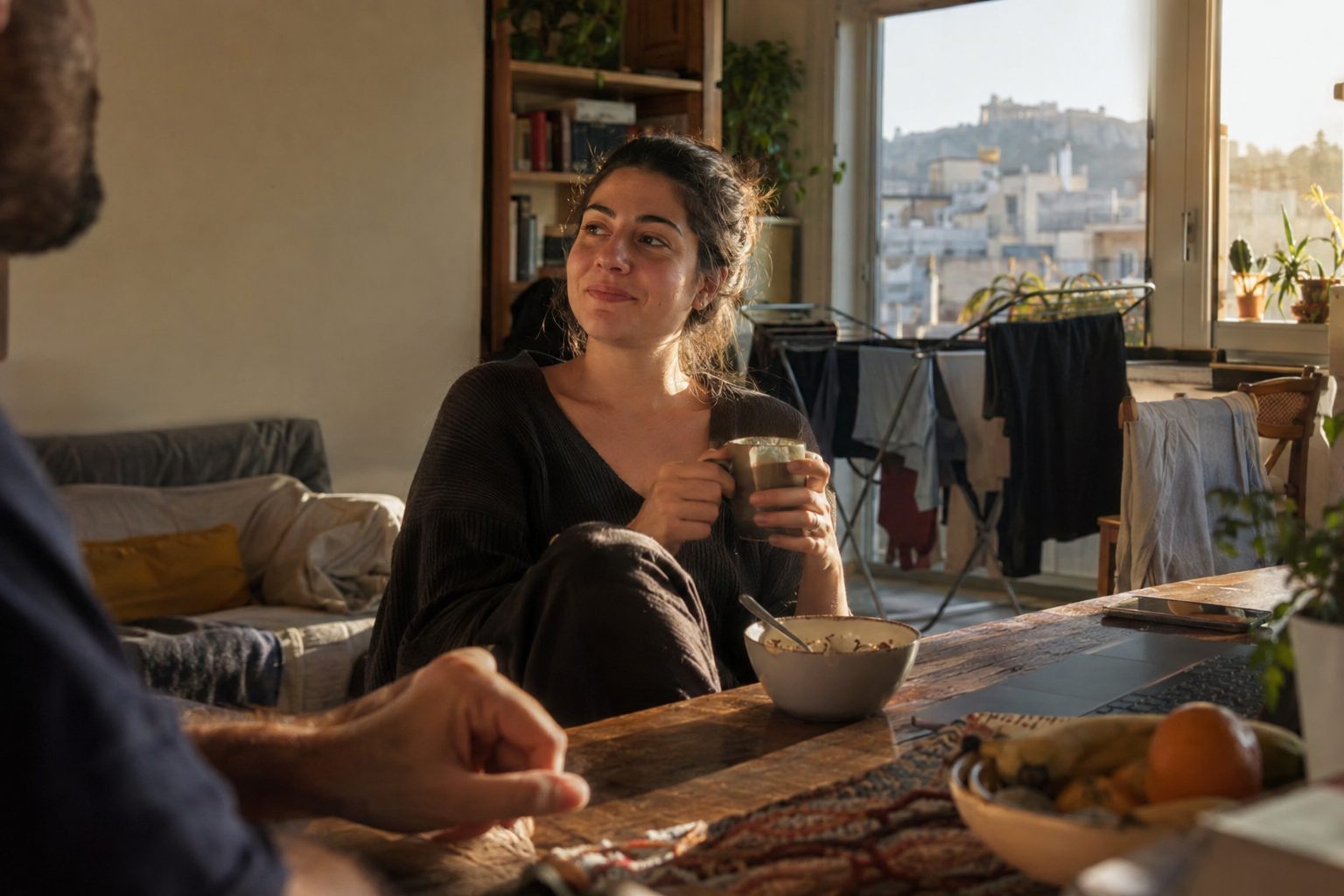 Συνάδελφοι σε ανοιχτό χώρο εργασίας χαμογελούν, ξεκινούν συζήτηση χωρίς αμηχανία με τους συνεργάτες.