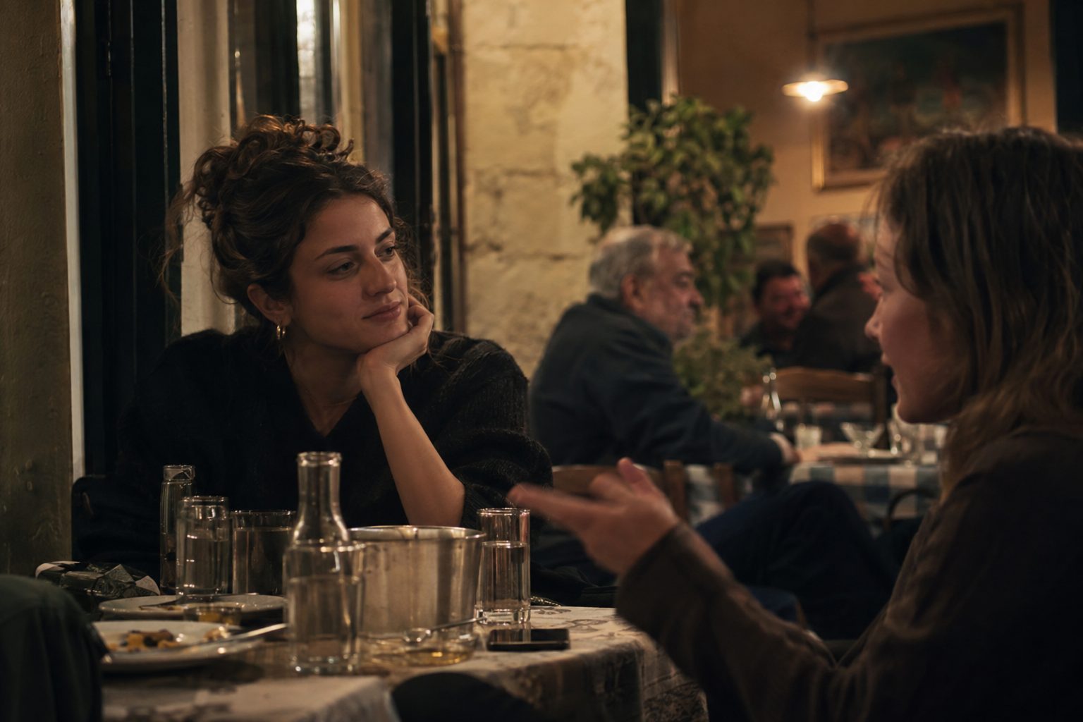 Άτομο μιλάει σε κάμερα για τους πρώην, αποτυπώνοντας ωριμότητα, όρια και υγιείς σχέσεις.