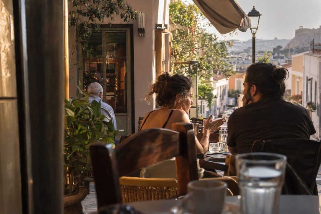 Ζευγάρι κάθεται σε ήρεμο σαλόνι, μιλώντας για τις ανάγκες στη σχέση χωρίς σύγκρουση.
