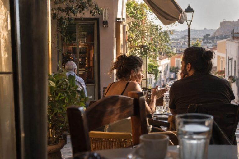 Ζευγάρι κάθεται σε ήρεμο σαλόνι, μιλώντας για τις ανάγκες στη σχέση χωρίς σύγκρουση.