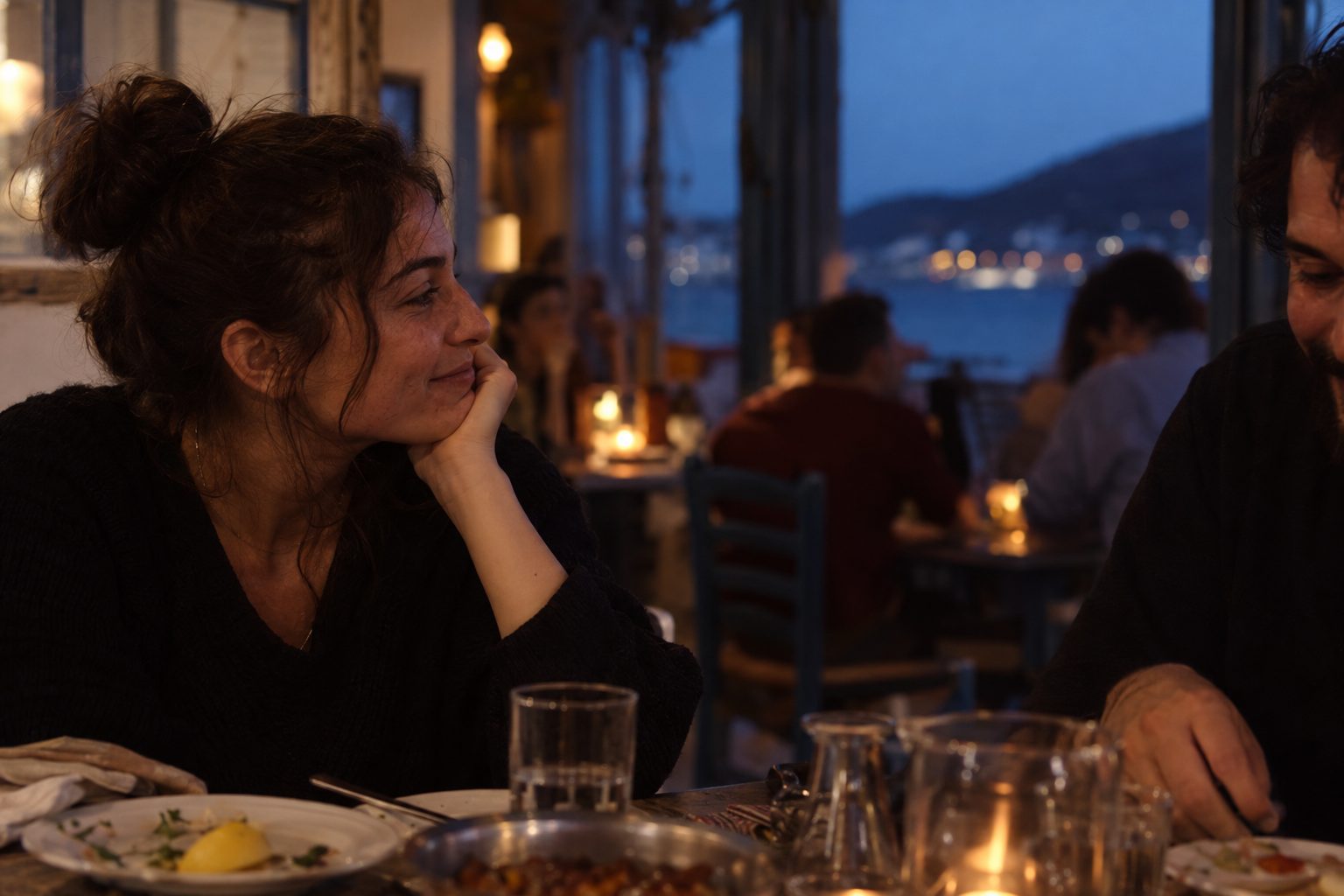Δύο σύμβολα, ταύρος και Αιγόκερως, σε σκηνή με πράσινο φόντο και καρδιές, μαρτυρούν σταθερή αγάπη.