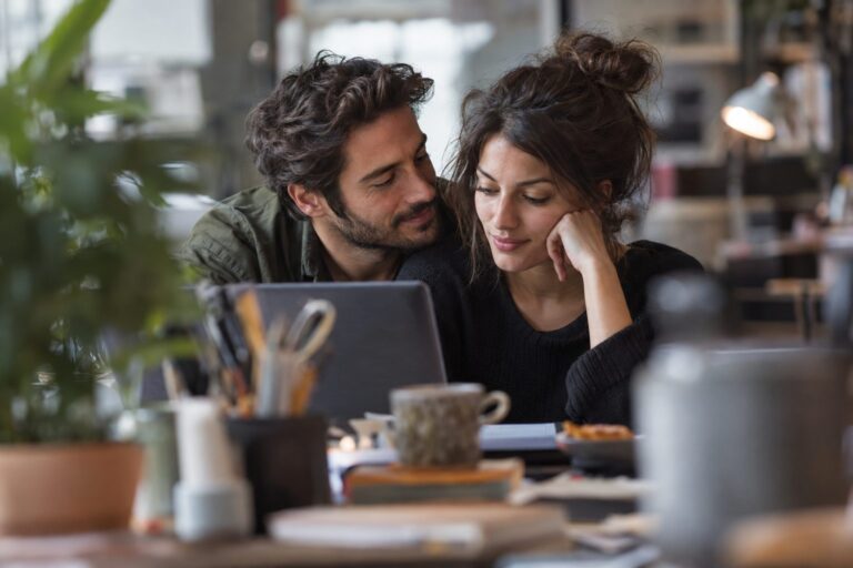 Ζωδιακά σύμβολα Ταύρος και Σκορπός σε ερωτικό σκηνικό με κόκκινο φόντο, σχετικό με τη συμβατότητα και την αγάπη