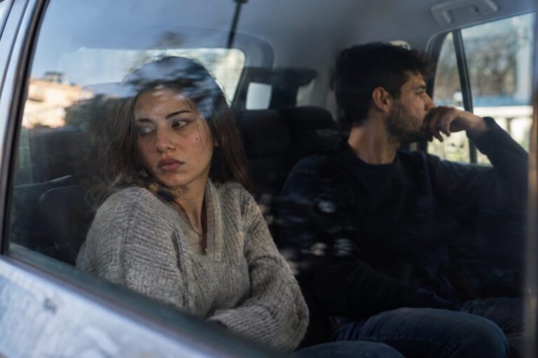 Δύο άνθρωποι σε έντονο διάλογο, ένα χαρτί με όρια ανάμεσά τους, συμβολίζοντας αλλαγή στη σχέση.