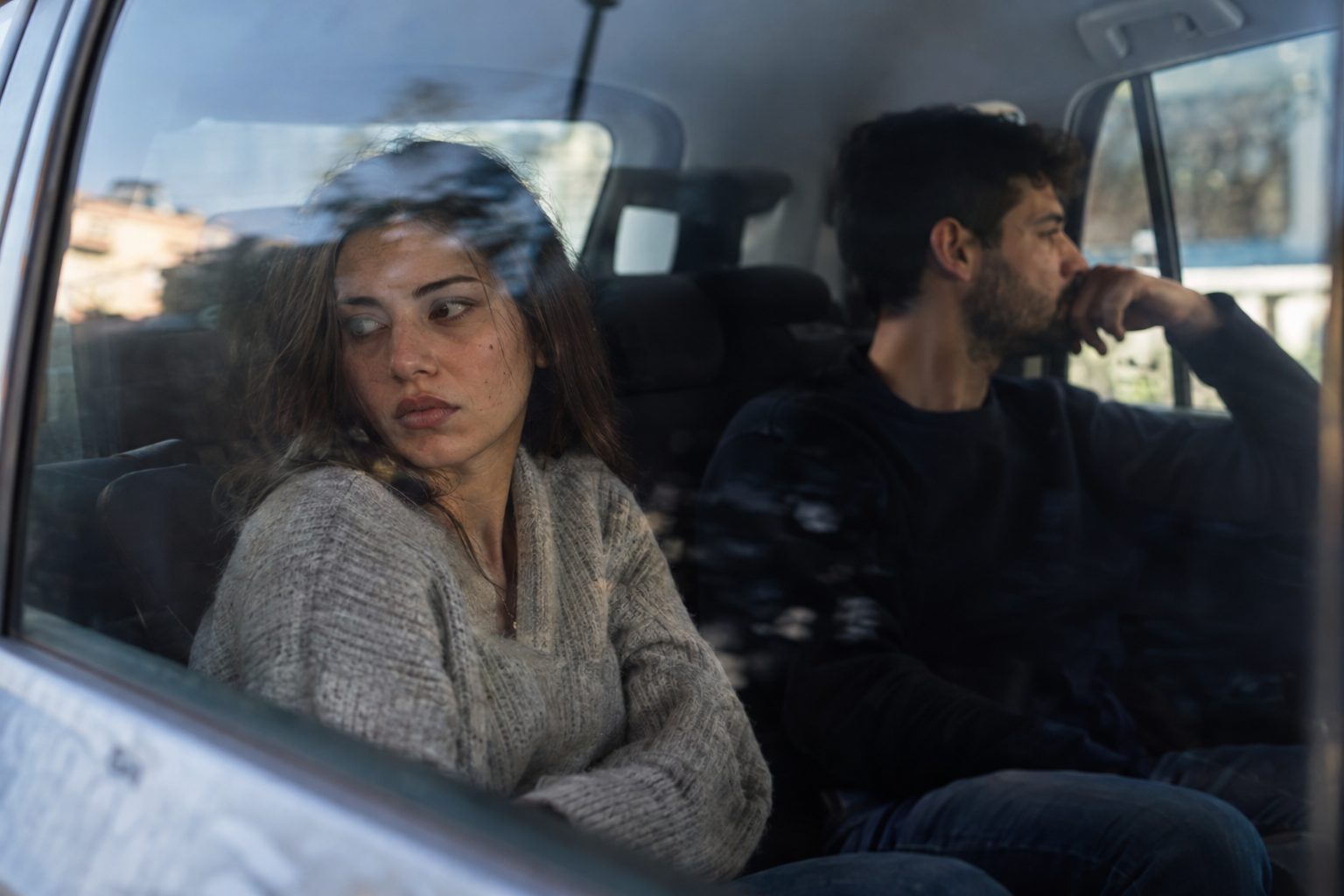 Δύο άνθρωποι σε έντονο διάλογο, ένα χαρτί με όρια ανάμεσά τους, συμβολίζοντας αλλαγή στη σχέση.