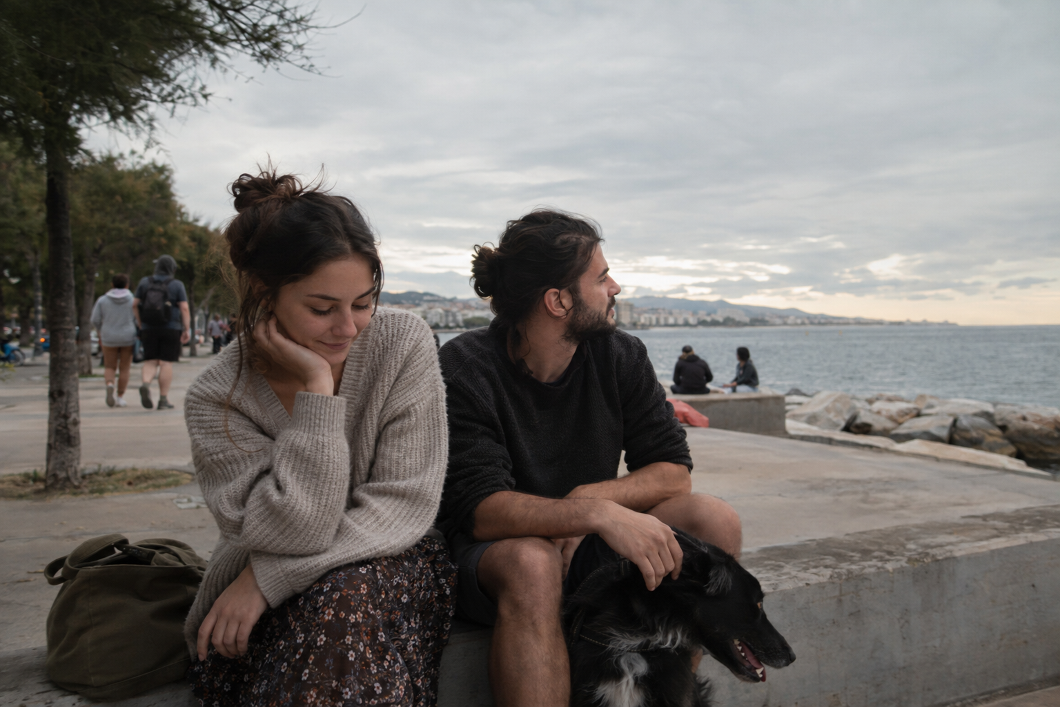 Δύο ζωδιακοί σύμβολα, Παρθένος και Τοξότης, εμφανίζονται κοντά, ματιές ανταλλάσσουν, συνδέοντας σχέση και πάθος.