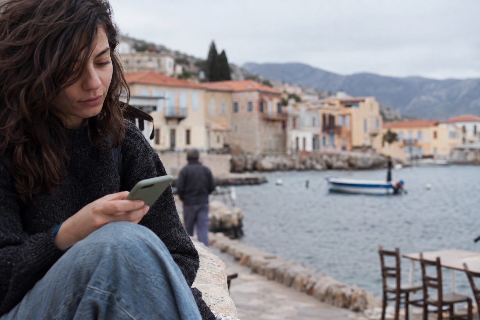 Τηλέφωνο με ανοιχτή συνομιλία, οθόνη δείχνει κύματα ήχου και ένδειξη ηχογράφησης, συνδέοντας με φλερτ.