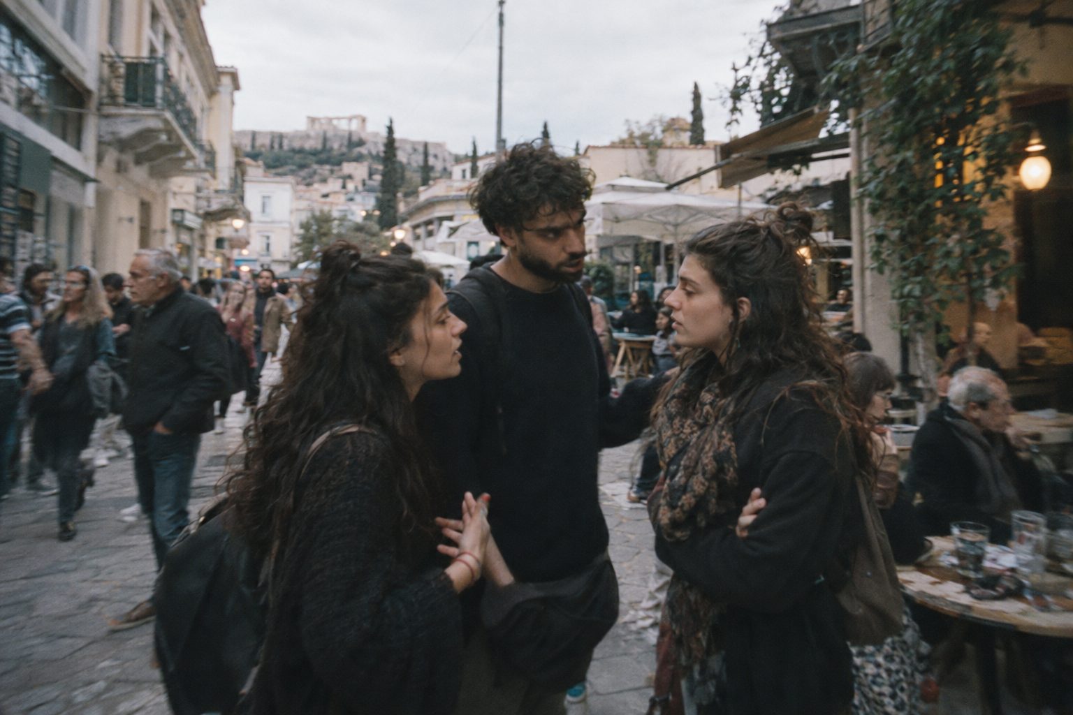 Τρία εικονίδια Καρκίνου, Σκορπιού, Ιχθύων σε μπλε υδάτινο φόντο με ένταση, οριοθέτηση και σχέση.