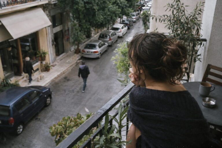 Άτομο με ζυγαριές δίπλα σε σύμβολο Ζυγού, δύο άτομα συζητούν για σχέσεις και ισορροπία.